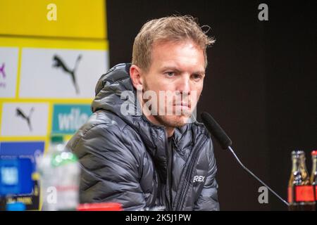 Dortmund, Renania settentrionale-Vestfalia, Germania. 8th Ott 2022. L'allenatore principale dell'FC Bayern Monaco JULIAN NAGELSMANN parla alla stampa dopo la partita Borussia Dortmund vs. FC Bayern Monaco nel Signal Iduna Park di Dortmund, Germania, il 8 ottobre 2022. (Credit Image: © Kai Dambach/ZUMA Press Wire) Credit: ZUMA Press, Inc./Alamy Live News Foto Stock