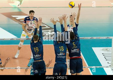 Verona, Italia. 08th Ott 2022. Attacco di Alessandro Michieletto - ITAS Trentino durante il WithU Verona vs ITAS Trentino, Volley Serie Italiana A Men Superleague Championship a Verona, 08 2022 ottobre Credit: Independent Photo Agency/Alamy Live News Foto Stock