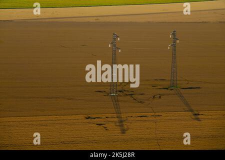 Francia, Essonne (91), Etampes, veduta aerea delle linee elettriche ad alta tensione a 90.000 volt della rete di trasporto elettrico RTE Foto Stock