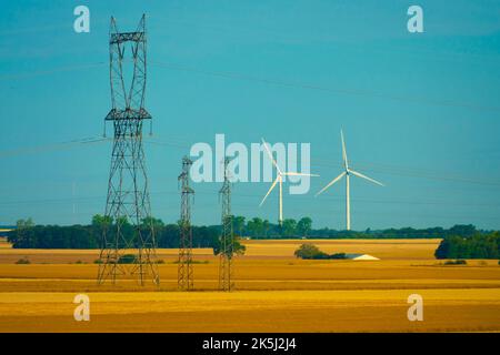 Francia, Essonne (91), Merobert, pianura di Beauce, linee elettriche ad alta tensione della rete di trasporto elettrico RTE e 2 turbine eoliche Foto Stock