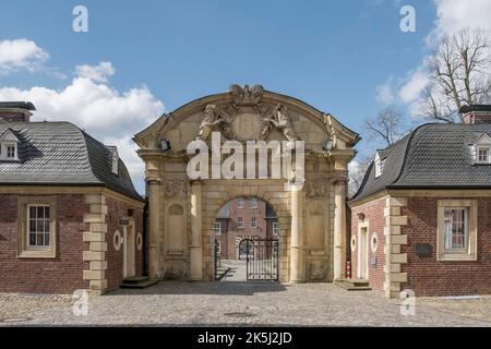 Barocco e castello ormeggiato Ahaus, magnifico portale, oggi sede della Accademia tecnica Ahaus, Ahaus, Muensterland, Nord Reno-Westfalia, Germania Foto Stock