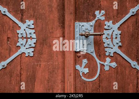 Vecchio elemento porta in ferro, porta in legno, Muensterland, Renania settentrionale-Vestfalia, Germania Foto Stock