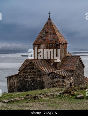 Sevan, Armenia - Aprile 24 2022: Sevanavank è un complesso monastico situato sulla riva del lago Sevan in Armenia. Foto Stock