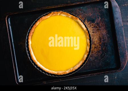 Torta di cagliata di limone al forno vista dall'alto: Vista dall'alto di una crostata di cagliata di limone appena sfornata riempita Foto Stock