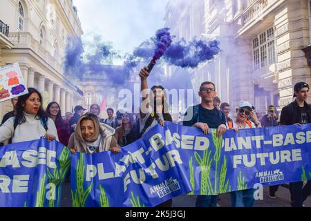 Londra, Regno Unito. 8th ottobre 2022. Gli attivisti della ribellione animale marciano nel centro di Londra chiedendo la fine di tutte le forme di sfruttamento animale e di un futuro basato sulle piante. Credit: Vuk Valcic/Alamy Live News Foto Stock