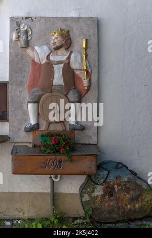 Re seduto su un barile di birra, sollievo su una locanda, Baviera, Germania Foto Stock