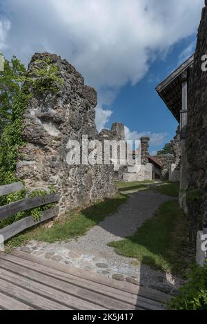 Ingresso alle rovine del castello di Alt-Trauchburg, 13th ° secolo. La rovina è una delle meglio conservate di Allgaeu, Weitnau-Alttrauchburg, Baviera Foto Stock