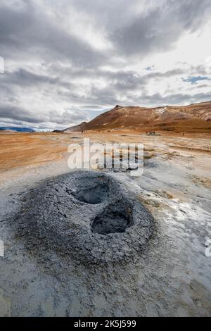 Sorgenti termali, fangose nell'area geotermica di Hveraroend, anche Hverir o Namaskard, Islanda settentrionale, Islanda Foto Stock