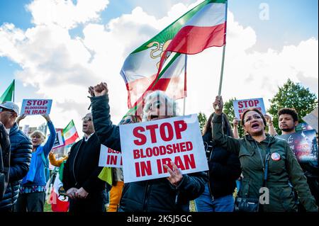 Una donna iraniana è vista arrabbiata mentre grida slogan durante la manifestazione. Gli iraniani e i loro sostenitori in tutto il mondo stanno organizzando nuovamente manifestazioni globali il 8 ottobre per continuare a mostrare solidarietà con le proteste in Iran scatenate dalla morte in custodia di Mahsa Amini, che è stato detenuto dalla polizia morale per aver presumibilmente indossato il suo velo troppo liberamente. All'Aia, iraniani e olandesi si sono riuniti a Malieveld per chiedere giustizia in Iran. All’interno dell’Iran, le proteste continuano, nonostante una brutale repressione da parte delle autorità che gli iraniani per la giustizia e i diritti umani sostengono siano state prese in giro Foto Stock