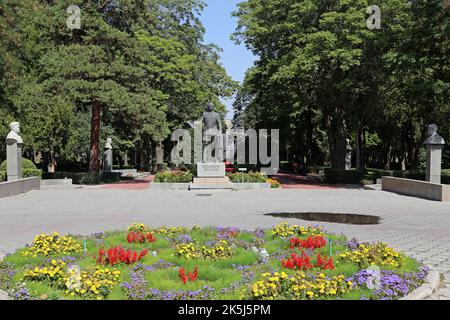 Statua di Imanaly Aydarbekov (1884-1938), Dobovy Park (Oak Park), Abdumomunov Street, Bishkek, Bishkek City Region, Kirghizistan, Asia centrale Foto Stock