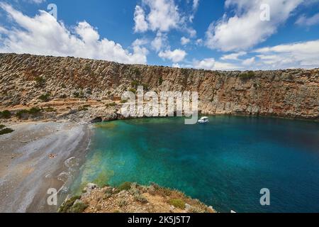 Menies, Rodopou, baia dei sogni, spiaggia di ciottoli, barca singola all'ancora, mare cristallino, mare verde, mare turchese, mare blu, Sito archeologico dorico Foto Stock