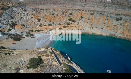 Drone shot, Menies, Rodopou, baia dei sogni, spiaggia di ciottoli, single persone sulla spiaggia, mare cristallino, mare verde, mare turchese, mare blu, Doric Foto Stock