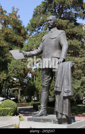 Statua di Imanaly Aidarbekov (1884-1938), Dobovy Park (Oak Park), Abdumomunov Street, Bishkek, Bishkek City Region, Kirghizistan, Asia centrale Foto Stock