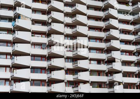 Alto edificio residenziale con balconi e piatti satellitari, Trabantenstadt Chorweiler a Colonia, Nord Reno-Westfalia, Germania Foto Stock