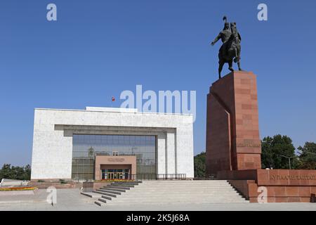 Museo storico statale e statua di Manas, Ala-Too Square, Bishkek, Bishkek City Region, Kirghizistan, Asia centrale Foto Stock