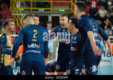 Verona, Italia. 08th Ott 2022. Esultazione di Lorenzo Cortesia - WithU Verona durante WithU Verona vs ITAS Trentino, Volley Serie Italiana A Men Superleague Championship a Verona, 08 2022 ottobre Credit: Independent Photo Agency/Alamy Live News Foto Stock