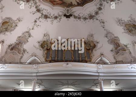 Soppalco d'organo nella chiesa barocca di San Andrew, Nesselwang, Baviera, Germania Foto Stock