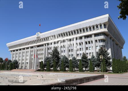 Edificio del Parlamento della Casa Bianca e Ufficio del Presidente, Chui Avenue, Bishkek, Regione della Città di Bishkek, Kirghizistan, Asia centrale Foto Stock