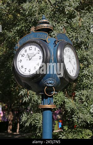 Orologio nel Parco Panfilov, Bishkek, Regione di Bishkek City, Kirghizistan, Asia Centrale Foto Stock