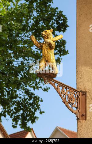 Figura dell'orso d'oro sulla facciata, ex Gasthof Baeren, locanda, ristorante, scultura, Plastica, Eningen unter Achalm, Baden-Wuerttemberg, Germania Foto Stock