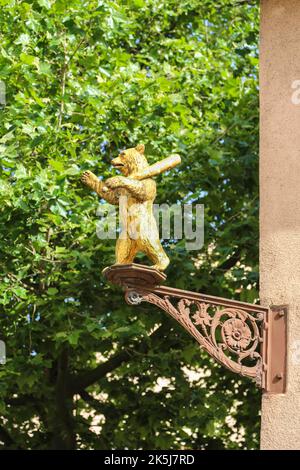 Figura dell'orso d'oro sulla facciata, ex Gasthof Baeren, locanda, ristorante, scultura, Plastica, Eningen unter Achalm, Baden-Wuerttemberg, Germania Foto Stock