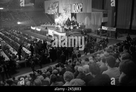 Il 1st° congresso del partito comunista DKP, riammesso nella Repubblica Federale con il sostegno della SED, si è svolto il 12-13 Foto Stock