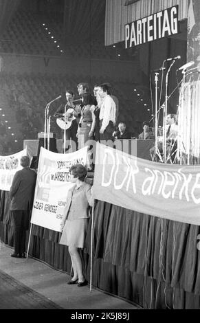 Il 1st° congresso del partito comunista DKP, riammesso nella Repubblica Federale con il sostegno della SED, si è svolto il 12-13 Foto Stock