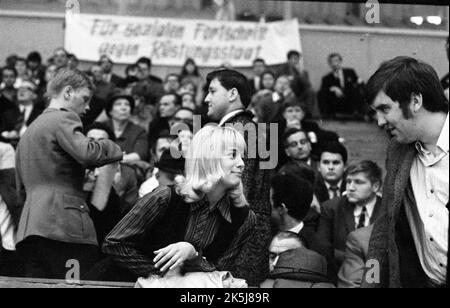 Il 1st° congresso del partito comunista DKP, riammesso nella Repubblica Federale con il sostegno della SED, si è svolto il 12-13 Foto Stock