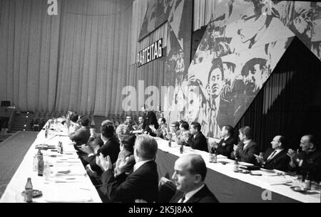 Il 1st° congresso del partito comunista DKP, riammesso nella Repubblica Federale con il sostegno della SED, si è svolto il 12-13 Foto Stock
