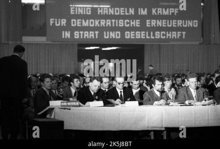 Il 1st° congresso del partito comunista DKP, riammesso nella Repubblica Federale con il sostegno della SED, si è svolto il 12-13 Foto Stock