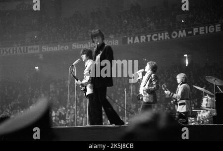 L'esibizione dei Rolling Stones nella Westfalenhalle di Dortmund nel 1966 è stata accompagnata da alcuni tifosi che si sono ritrovati in una frenesia, in Germania Foto Stock