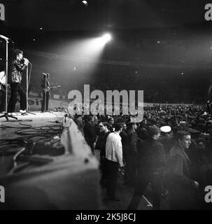 L'esibizione dei Rolling Stones nella Westfalenhalle di Dortmund nel 1966 è stata accompagnata da alcuni tifosi che si sono ritrovati in una frenesia, in Germania Foto Stock