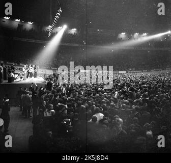 L'esibizione dei Rolling Stones nella Westfalenhalle di Dortmund nel 1966 è stata accompagnata da alcuni tifosi che si sono ritrovati in una frenesia, in Germania Foto Stock