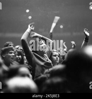 L'esibizione dei Rolling Stones nella Westfalenhalle di Dortmund nel 1966 è stata accompagnata da alcuni tifosi che si sono ritrovati in una frenesia, in Germania Foto Stock