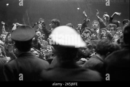 L'esibizione dei Rolling Stones nella Westfalenhalle di Dortmund nel 1966 è stata accompagnata da alcuni tifosi che si sono ritrovati in una frenesia, in Germania Foto Stock