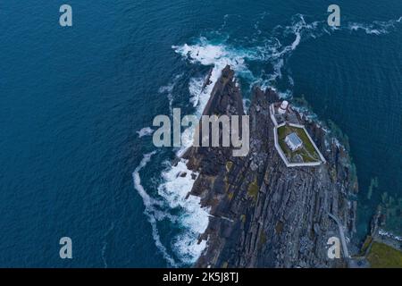 Vista aerea, costa e scogliere con faro, Valentia Island Lighthouse, Valentia Island, County Kerry, Irlanda Foto Stock