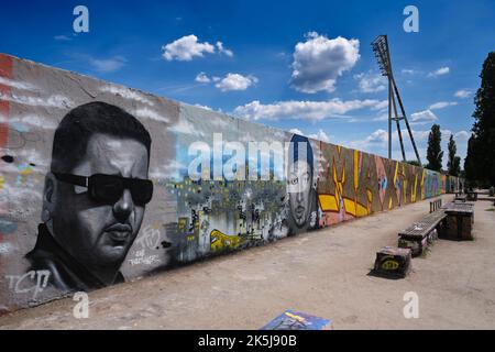 Prima (a sinistra), Maxim, Germania, Berlino, 17. 06. 2020, GraffitiMauer, Mauerpark, opere dell'artista graffiti EME Freethinker della Giamaica Foto Stock