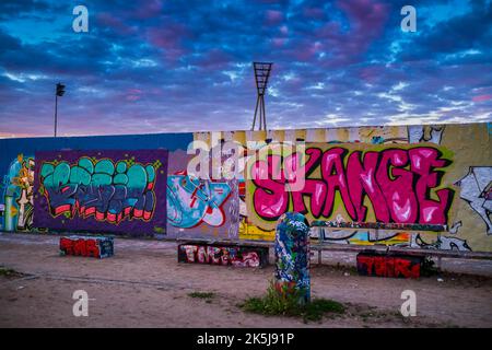 Germania, Berlino, 06. 06. 2020, Mauerpark, parete graffiti, Skange, palo proiettore Cantianstadion Foto Stock