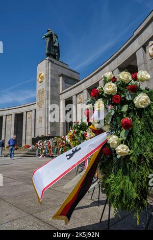 Germania, Berlino, 08. 05. 2020, giorno della Liberazione, memoriale a Tiergarten, fiori, corone Foto Stock