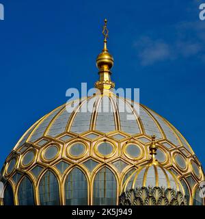 Cupola di Tambour ricoperta di costolette dorate, Nuova Sinagoga di Berlino, dettaglio, Germania Foto Stock