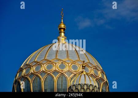 Cupola di Tambour ricoperta di costolette dorate, Nuova Sinagoga di Berlino, dettaglio, Germania Foto Stock