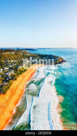 Panorama aereo verticale su Whale Beach sulla costa pacifica dell'Australia a Sydney - sobborghi di Northern Beaches. Foto Stock