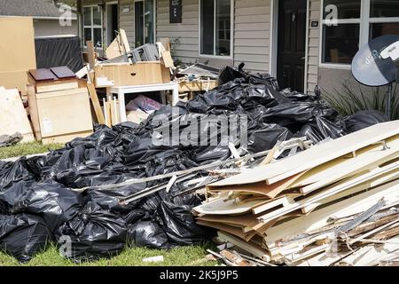 Kissimmee, Stati Uniti. 04 ottobre 2022. Massicce pile di detriti dopo che le acque alluvionali hanno distrutto un complesso di appartamenti mentre i lavori iniziano a ripulire e riparare le case danneggiate nell'uragano Ian, 4 ottobre 2022 a Kissimmee, Florida. Credit: Robert Kaufmann/FEMA/Alamy Live News Foto Stock