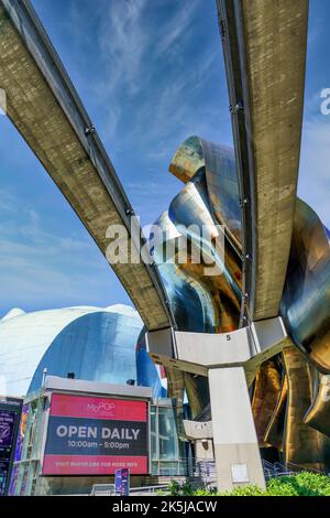 Le tracce della monorotaia dalla Fiera Mondiale di Seattle conducono al Museo della Cultura Pop di Seattle, Washington. Foto Stock