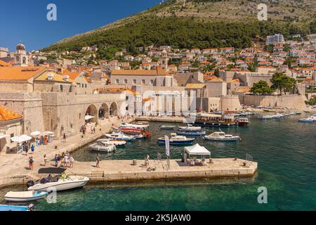 DUBROVNIK, CROAZIA, EUROPA - Porto, nella città fortificata di Dubrovnik sulla costa della Dalmazione. Foto Stock