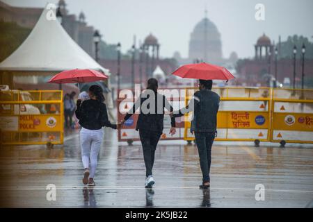 Nuova Delhi, India. 08th Ott 2022. I giovani hanno visto godersi la pioggia vicino a Rashtrapati Bhavan sul sentiero Kartavya (ex Rajpath). (Foto di Pradeep Gaur/SOPA Images/Sipa USA) Credit: Sipa USA/Alamy Live News Foto Stock