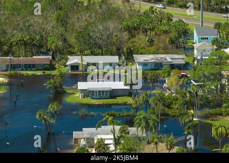 Case allagate da uragano Ian pioggia in Florida zona residenziale. Conseguenze di disastro naturale. Foto Stock