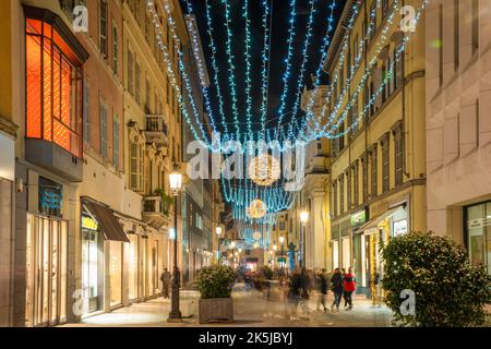 Incredibile settimana di Natale - vista sulla strada a Parma. Persone - spostare sfocato e Natale illuminato Foto Stock