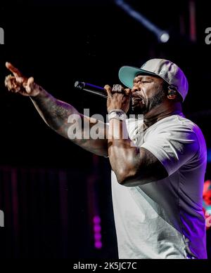 Amburgo, Germania. 08th Ott 2022. Il rapper US Curtis '50 Cent' Jackson suona sul palco durante il suo concerto alla Barclaycard Arena. Jackson suona tre concerti in Germania. Il fondatore della G-Unit arriverà a Stoccarda e Monaco nel mese di ottobre. Credit: Axel Heimken/dpa/Alamy Live News Foto Stock