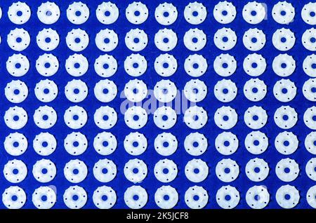 Tappetino massaggiante con aghi. Isolato su sfondo bianco. Rullo ad ago ortopedico per il collo, isolato Foto Stock